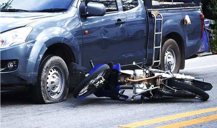 Tunisie: Un mort et un blessé grave dans la collision entre une voiture et une moto