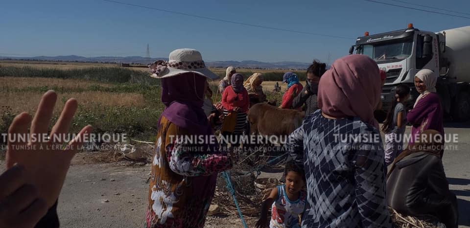 Tunisie [photos] Des citoyens bloquent une route à Jendouba pour revendiquer l’eau potable