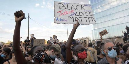 IMAGES : Paris aux prises avec les manifestations antiracistes à la manière des villes américaines