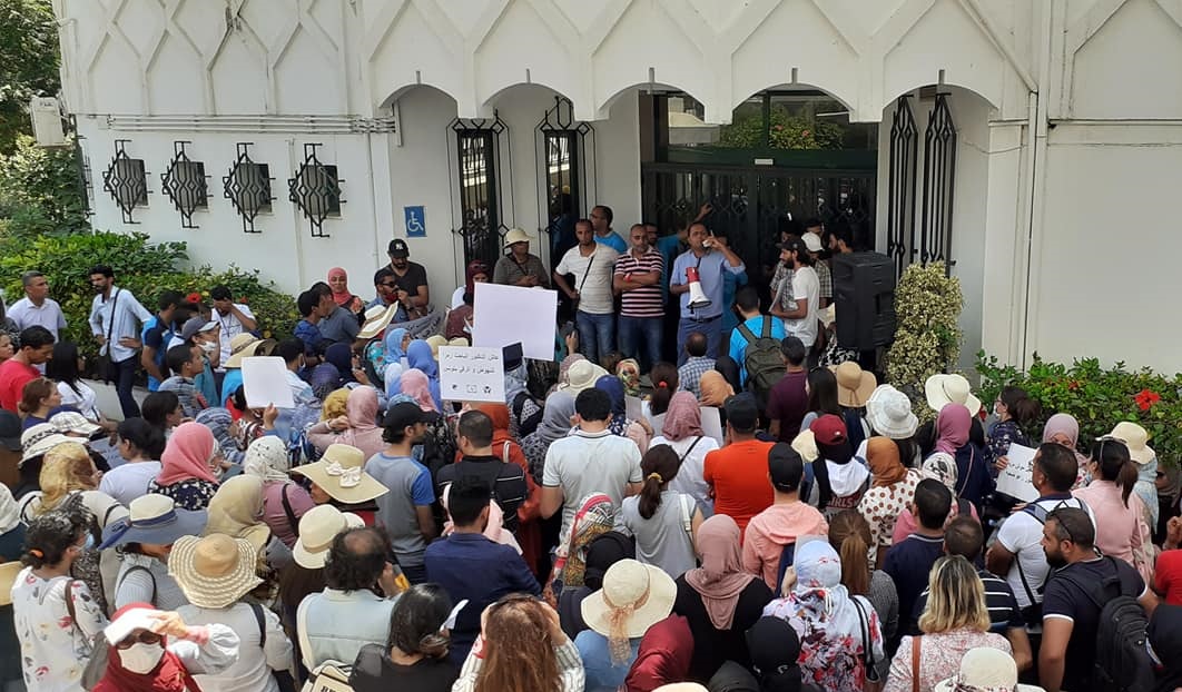 Tunisie : Des centaines de docteurs en chômage manifestent leur colère devant le Ministère de l’Enseignement Supérieur