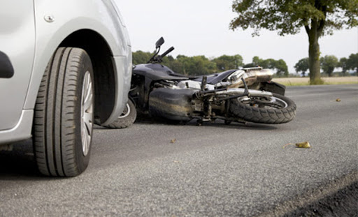 Tunisie: Décès de deux jeunes dans une collision entre une moto et une voiture à Monastir