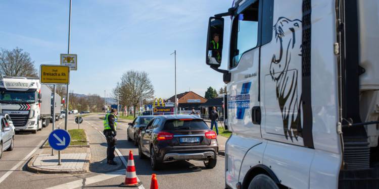 La France lèvera lundi la plupart des restrictions de circulation à ses frontières intérieures européennes