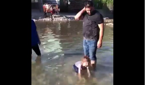 Video du jour : Un raid aérien le surprend en train d’apprendre la nage à sa fille
