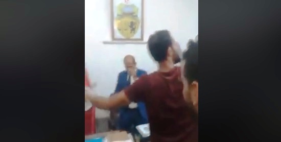 Tunisie – VIDEO : Des protestataires envahissent le bureau du délégué de Remada