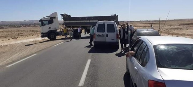 Tunisie – Metlaoui : Blocage de la route de Tozeur en protestation contre la coupure de l’eau