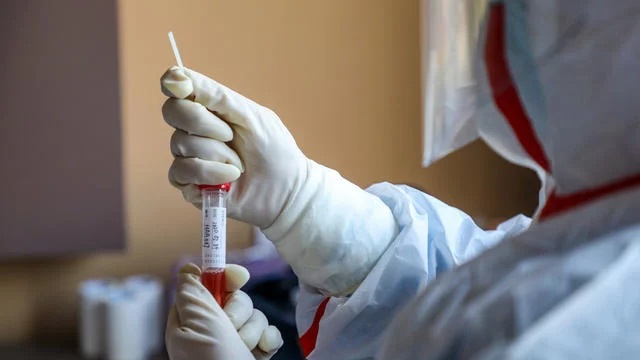 Tunisie-Coronavirus: Prélèvement d’un échantillon pour une femme revenant de Marseille