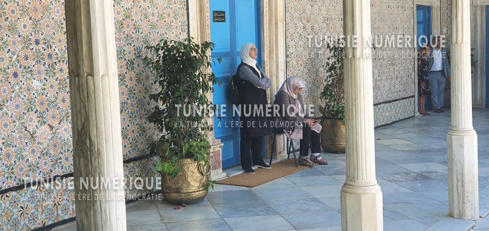 Tunisie [photo] Des députées d’Ennahdha se placent devant le bureau de Ghanouchi suite à la décision de Moussi  de changer le lieu de son sit-in