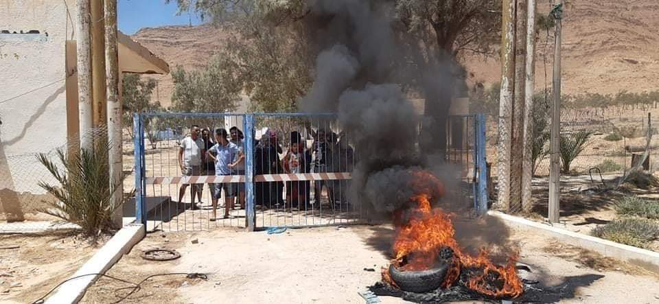 Tunisie [photos] : Des protestataires procèdent à la coupure d’eau au groupe chimique tunisien à Mdhilla