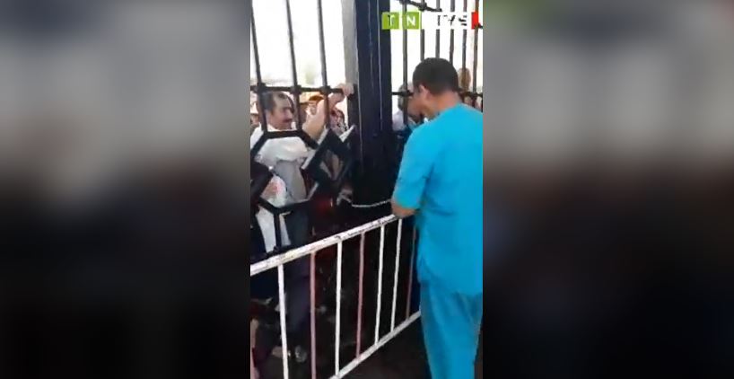Tunisie [vidéo]: Interdits d’accéder à l’hôpital Farhat Hached, des citoyens essaient de prendre d’assaut l’établissement