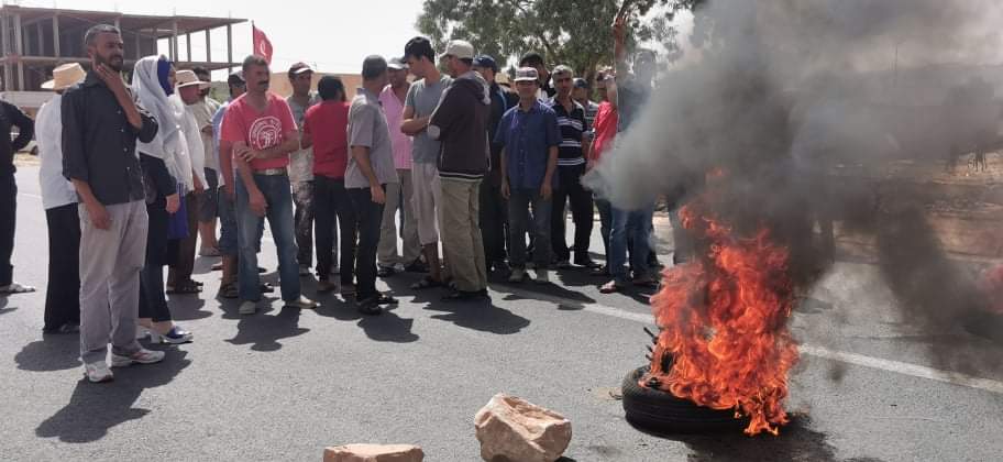 Tunisie [photos] : Des ouvriers de chantiers bloquent la route nationale n°14 reliant Gafsa et Sfax