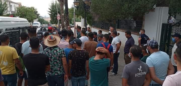Tunisie : Des propriétaires de cafés et de restaurants manifestent contre l’annonce d’un couvre-feu au Kef [photos]