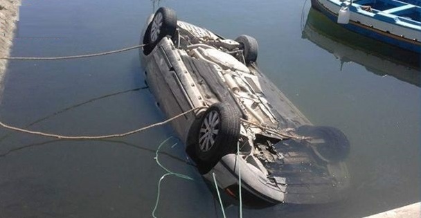 Tunisie – Kerkennah : repêchage d’une voiture tombée du Loud dans le bassin du port