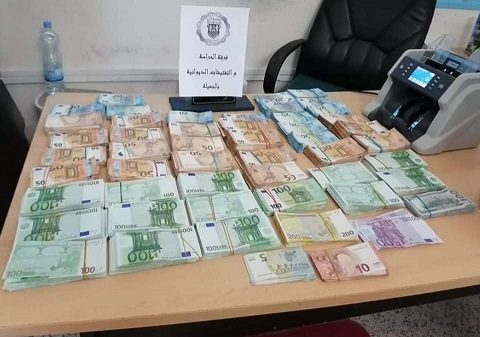 Tunisie[Photos]: Saisie de l’équivalent d’un million de dinars en devises à la frontière tuniso-libyenne