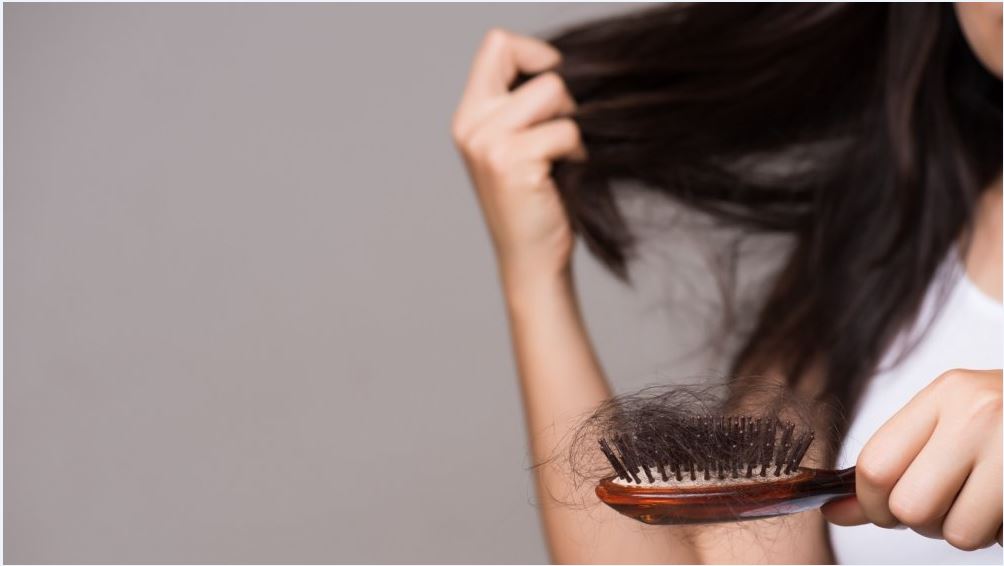 Chute des cheveux : symptômes et traitements
