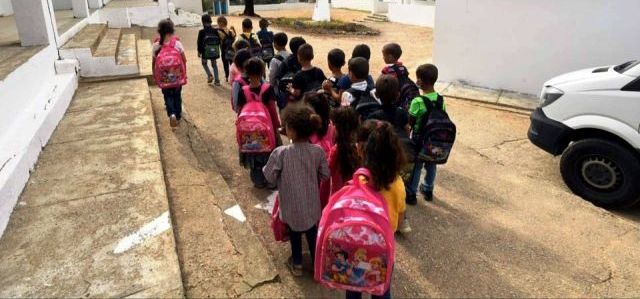 Tunisie – Kaïs Saïed tient parole et équipe les écoliers de Fernana de fournitures scolaires et entame l’étude pour l’édification d’un pont