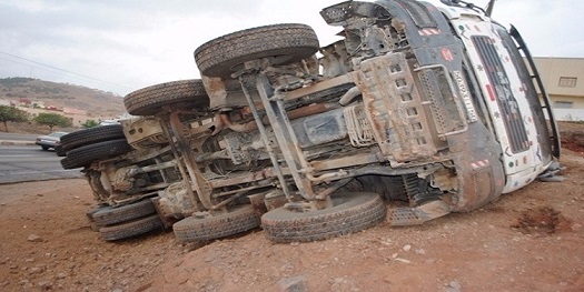 Tunisie: Un décès et deux blessés dans le renversement d’un camion à Kairouan