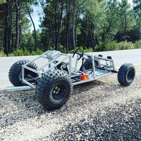 Vidéà – Jendouba : Un jeune fabrique une voiture d’une vitesse de 110 km/H.