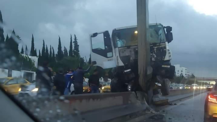 Photo du jour : Un poids-lourd provoque un accident grave en heure de pointe à Tunis
