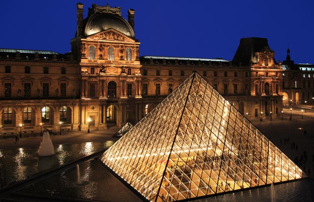 France-Le Louvre: Un africain tente de voler une sculpture “Volée à l’Afrique”