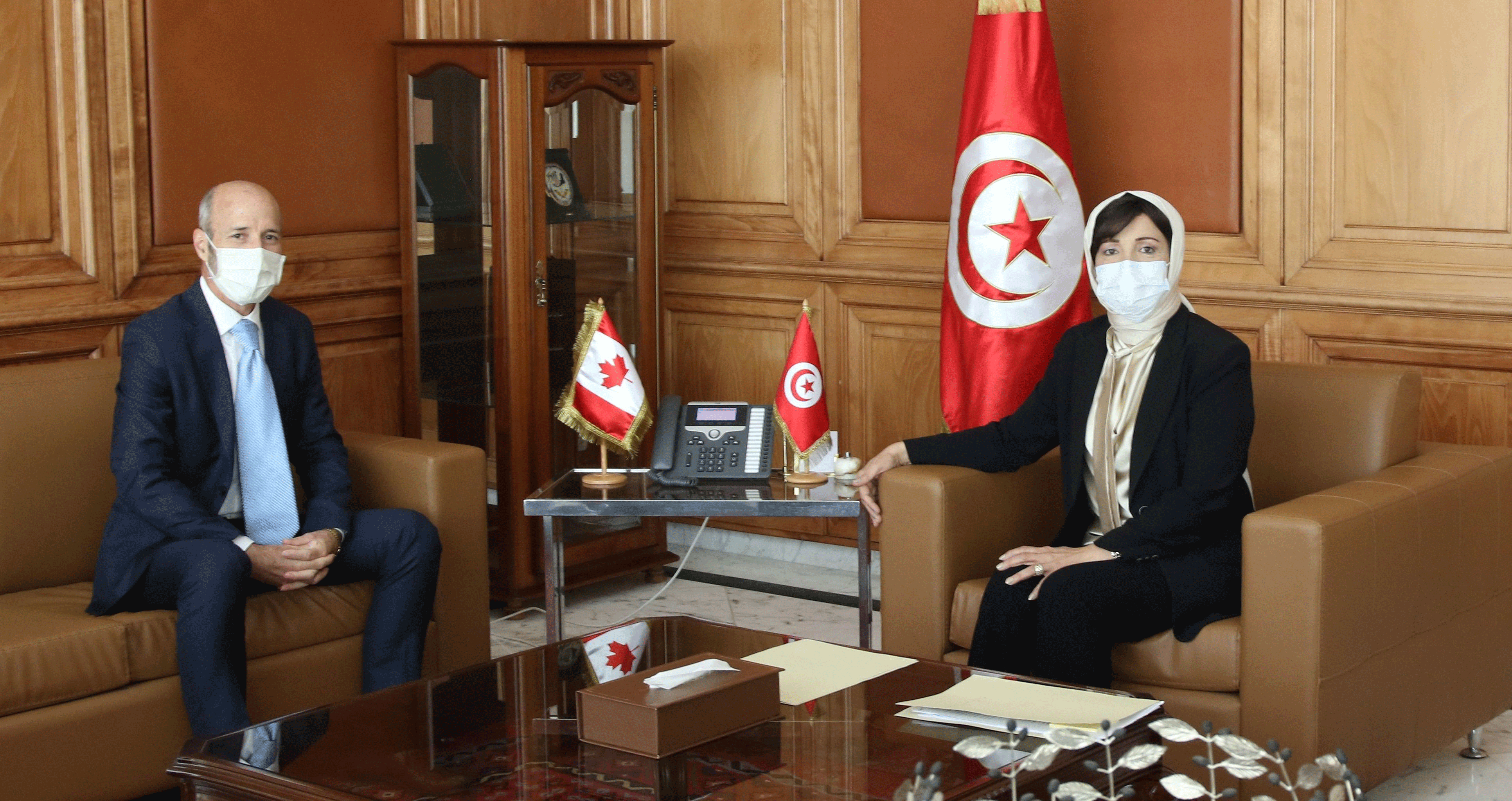 La ministre des domaines de l’Etat rencontre l’ambassadeur du Canada en Tunisie.