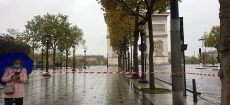 Evacuation du pourtour de l’Arc de Triomphe à Paris pour alerte à la bombe