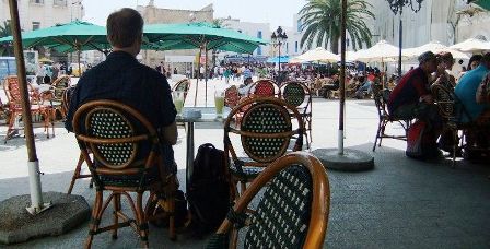 Tunisie – URGENT : Retour à l’utilisation des tables dans les cafés à 30% de leur capacité sur le grand Tunis