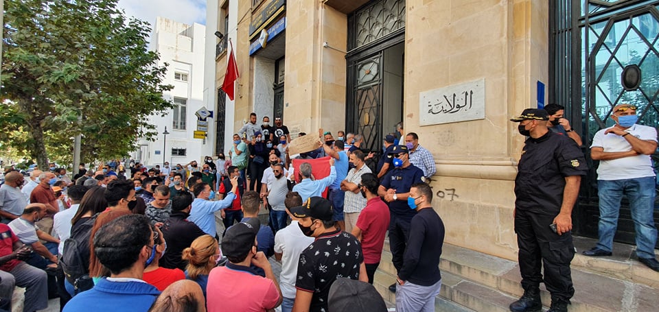 Tunisie: Les propriétaires des cafés manifestent contre la décision relative à l’interdiction des chaises [photos]