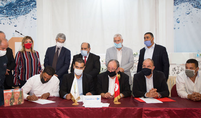 Tunisie : Signature de conventions pour l’approvisionnement des grandes surfaces en dattes et en grenades