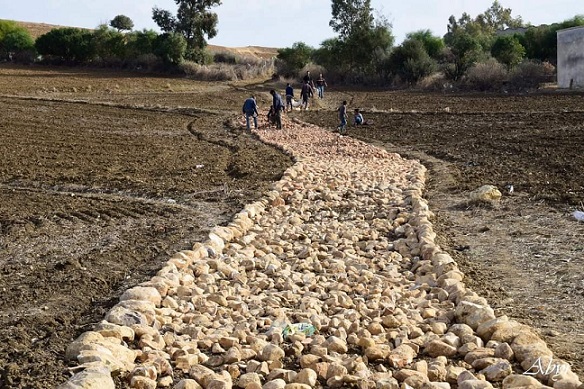 Tunisie [Photos]: Des habitants de la localité de Balta-Bou Aouane aménagent une piste pour faciliter le déplacement des élèves