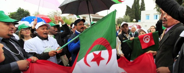 Des algériens bloqués en Tunisie protestent devant leur ambassade