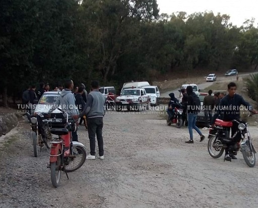 Tunisie [Photos]: Des jeunes de Balta-Bou Aouane en sit-in sur un barrage pour réclamer des emplois