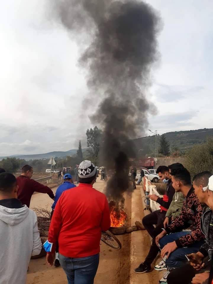 Tunisie-Jendouba: Des manifestants bloquent la route régionale n°59 [Photos]