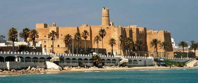 Tunisie: Arrestation de 3 individus pour le meurtre d’un étranger dans une zone touristique