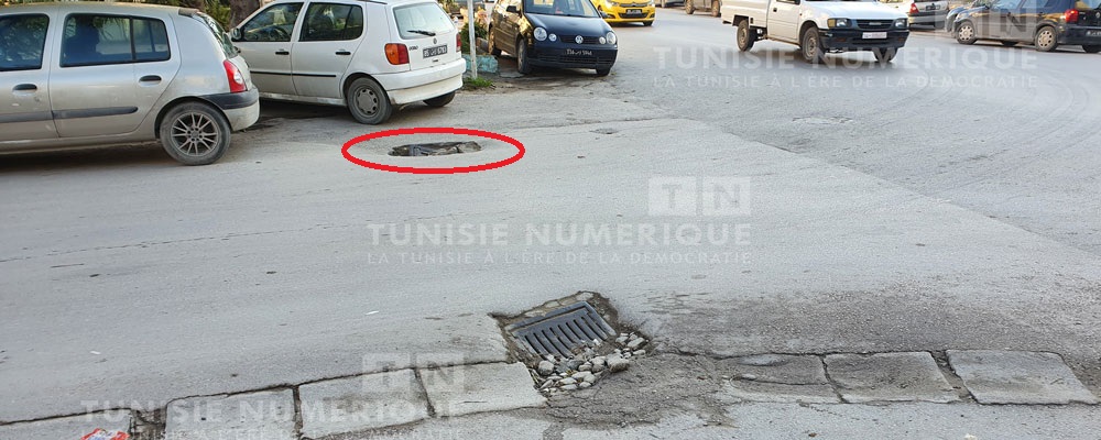 Tunisie: Un bouche-trous rempli d’objets pointus en plein centre-ville de Tunis