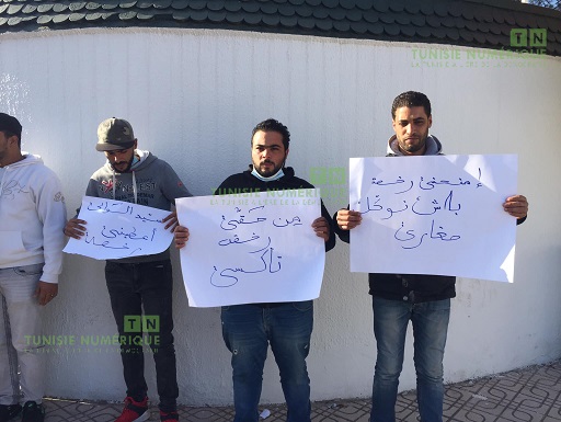 Tunisie: En images, des propriétaires de taxis en sit-in à Béja pour réclamer des licences