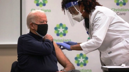 Joe Biden se fait vacciner contre la Covid
