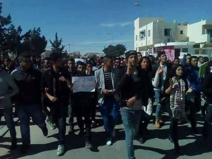 Tunisie-Gabès: Des protestataires bloquent de nouveau la route nationale N°1