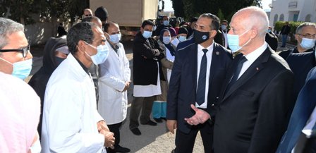 Tunisie – IMAGES : Kaïs Saïed supervise la livraison d’aides à l’hôpital de Menzel Bouzaïene