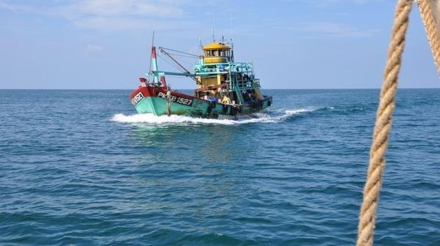 Tunisie: Arraisonnement par la marine d’un chalutier égyptien péchant illégalement dans les eaux territoriales