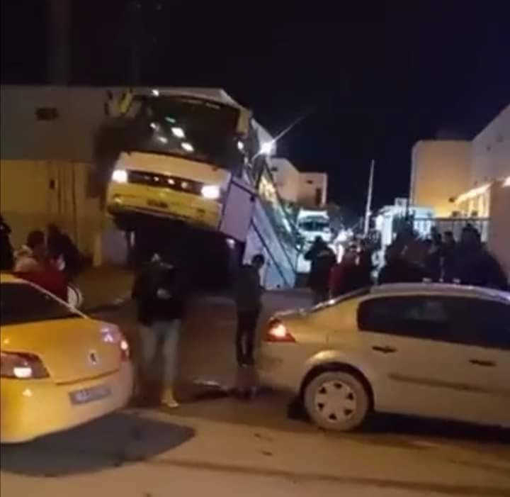 Tunisie [Photos]: Après la chute dans les bouches d’égout… Un bus s’engouffre dans un “énorme” trou à El Mourouj