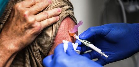 Décès de deux personnes âgées suite à leur vaccination contre le covid