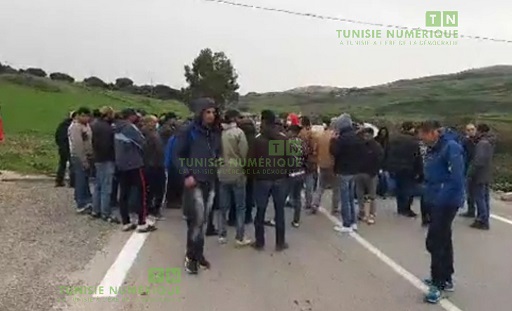 Tunisie: En images, fermeture de la route régionale no 52 pour protester contre les coupures d’eau à Béja