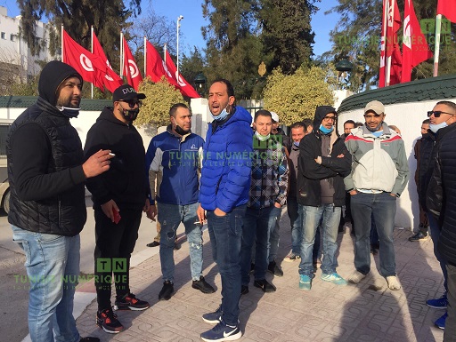 Tunisie: En images, des conducteurs de taxis à Béja en sit-in pour obtenir des licences