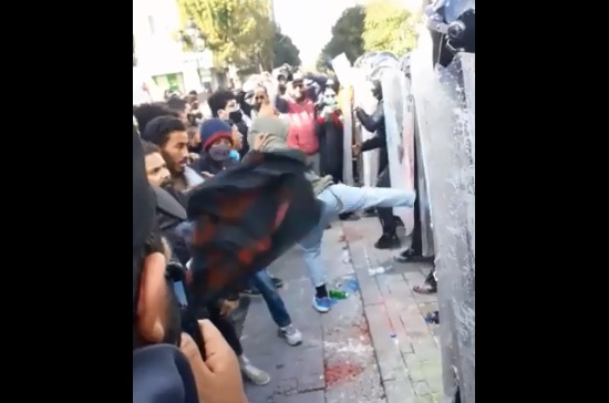 Tunisie – Vidéo : La police harcelée par les manifestants à l’avenue Bourguiba