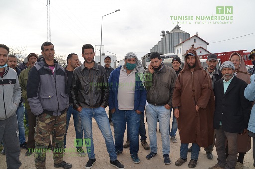 Tunisie: En images, des protestataires bloquent le passage des camions de blé à Béja