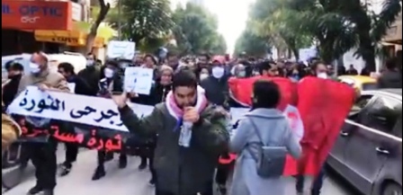 Tunisie – Des manifestants bravent les mesures du confinement à l’Avenue Habib Bourguiba