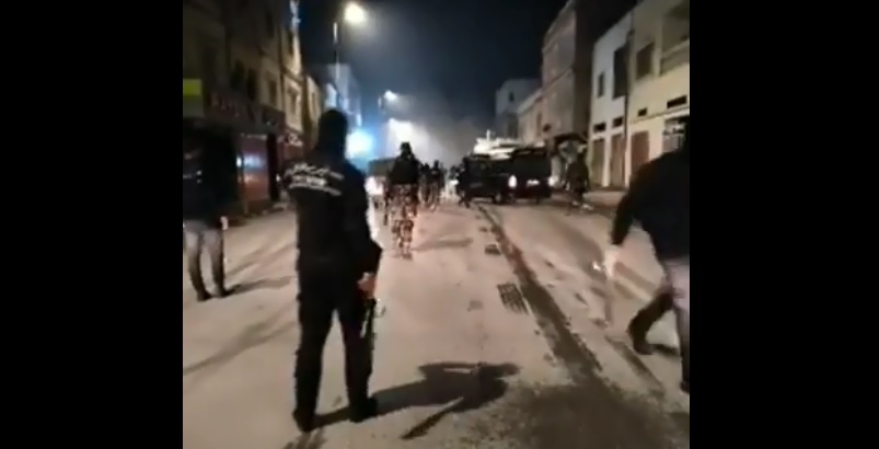 Tunisie – VIDEO : Cité Ettadhamen : Les forces de l’ordre dispersent les casseurs avec du gaz lacrymogène