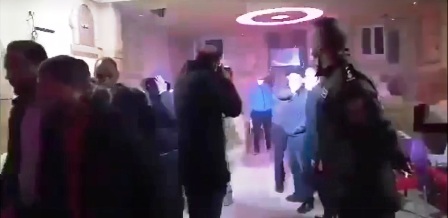 Tunisie – VIDEO : Le gouverneur de Tozeur mène une descente sur un café qui viole les dispositions du couvre-feu