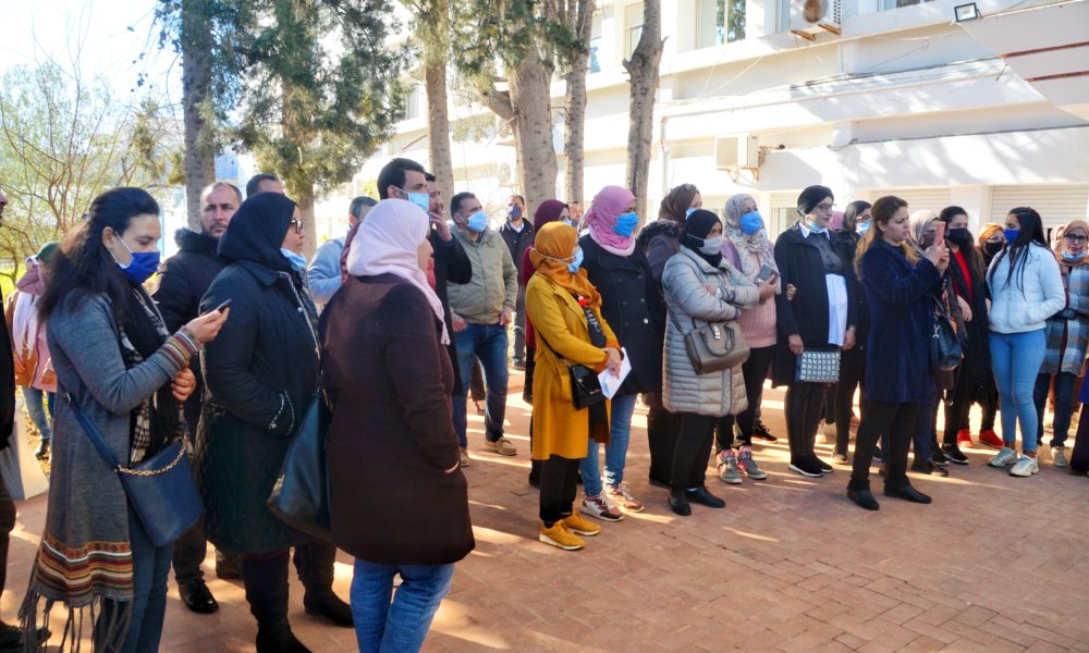 Tunisie-Béja: Des enseignants vacataires protestent devant le siège de la délégation régionale de l’enseignement