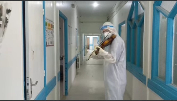 Tunisie-Sfax [VIDEO]: Un médecin joue du violon pour les patients infectés par la Covid-19 le jour de la Saint-Valentin
